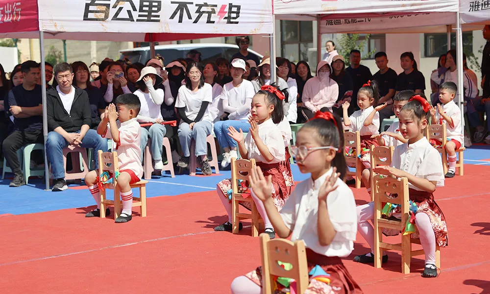 Organized donations and team building activity, we make hope growing in Hengshui of Hebei.