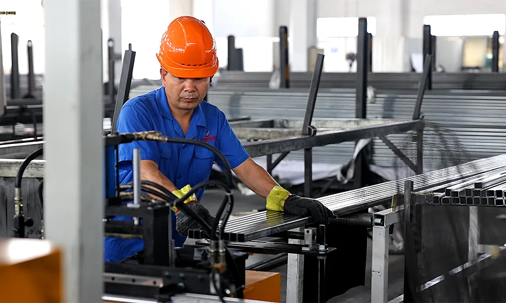 Tam bir merdiven çelik küveti