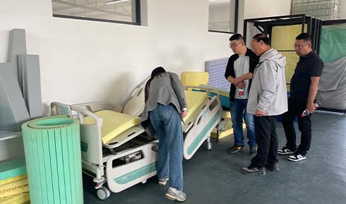 Customer Visits Our Factory to Discuss Medical Pressure Ulcer Mattress Details
