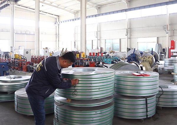 Rabbit breeding cage