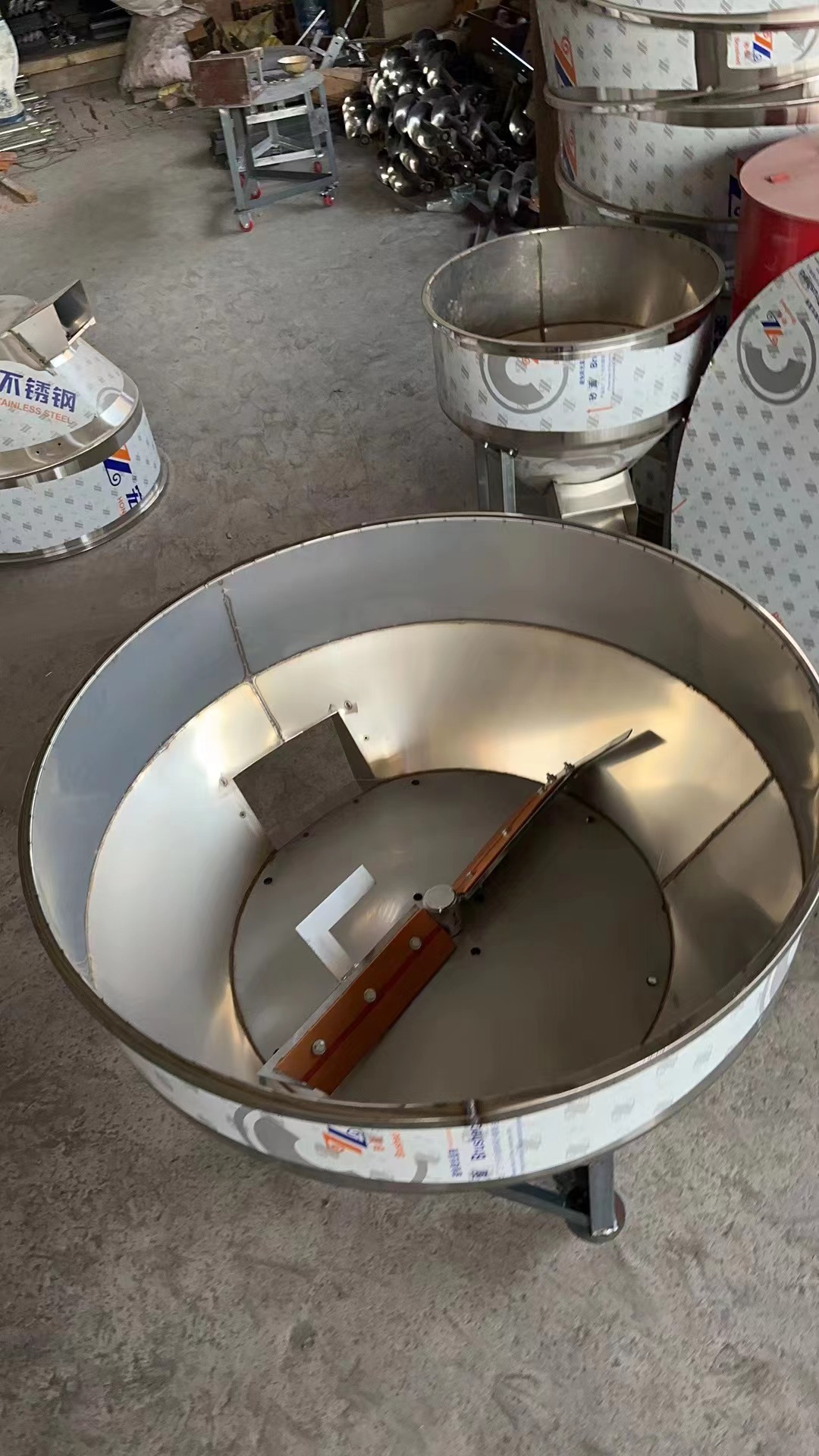 Effective and Efficient Feeding Solutions for Chicken Cages to Maximize Poultry Growth and Health