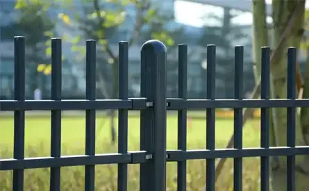 鋼の柱とフェンス。