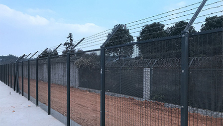 χρησιμοποιώντας συρματόπλεγμα για ηλεκτρικό φράχτη