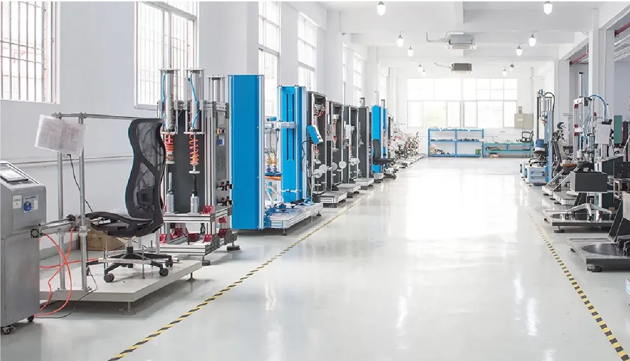 Robots on the production line can automatically pick up,transport and assemble parts,greatly reducing human
intervention.
