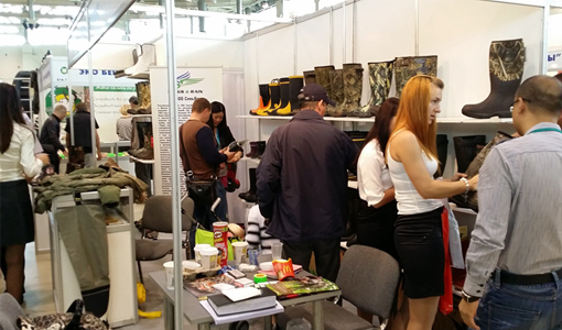 Vibrant Red Athletic Footwear for Stylish Performance and Comfort