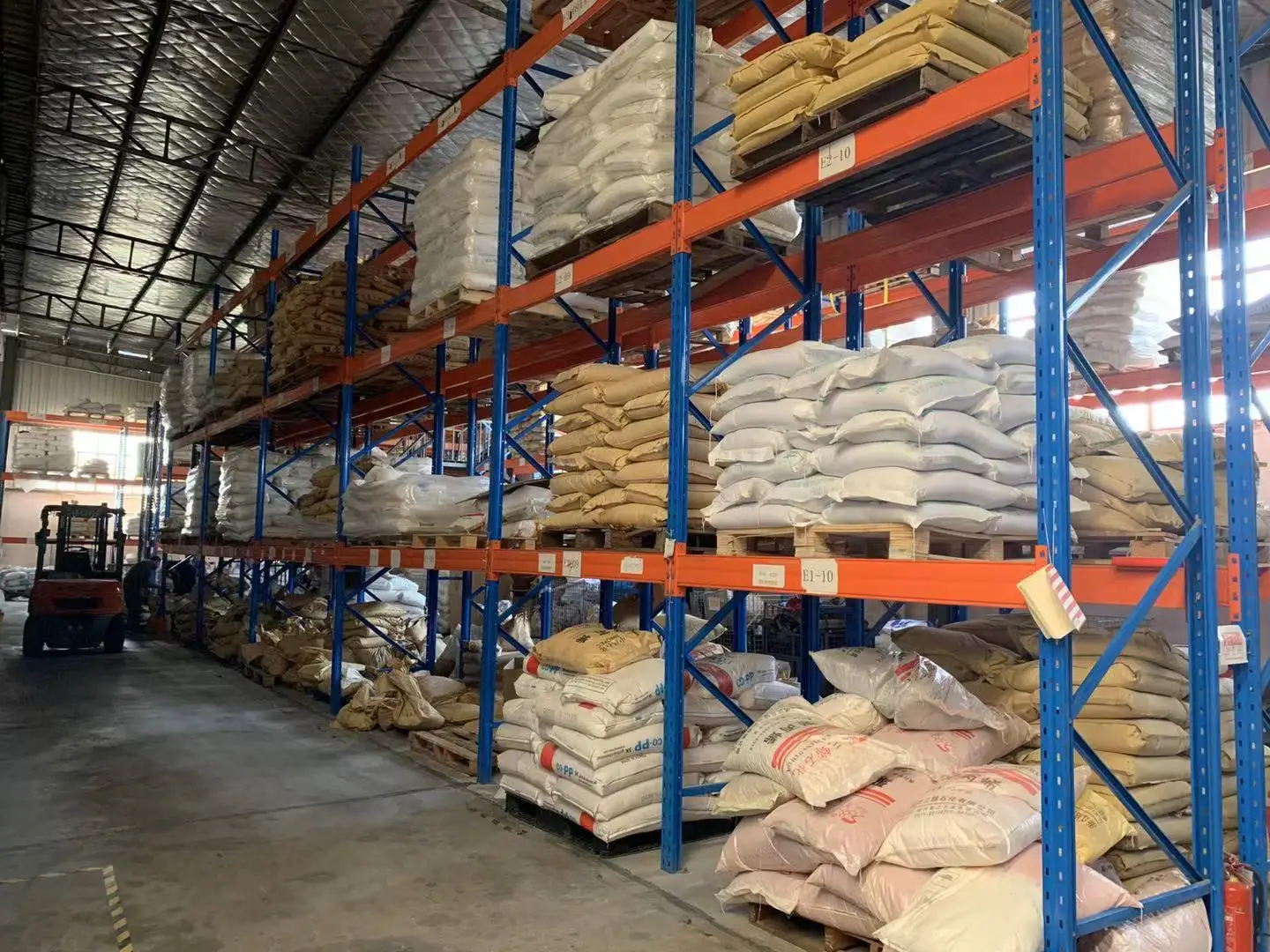 ဖြူဖြူတဲ့ ဆီလီကိုန် စတီးပုံဆိုင်ရာ ဝန်ဆောင်မှုပါ။