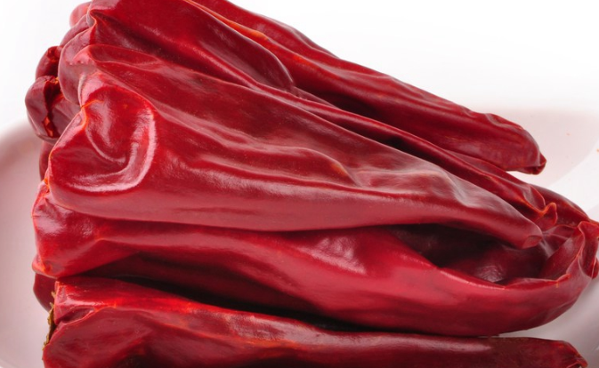 Storing dried chillies for maximum flavor retention