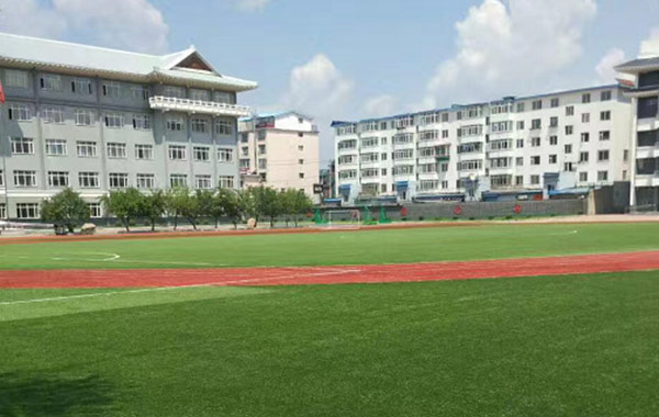 This product is developed and produced using the principle of sword-shaped structure. It has the characteristics of fullness,straightness, rebound, wear resistance and simulation. Wear resistance, this product is 2-3 times more wear-resistant than other models. The splitting rate is much lower than that of other products. The middle of the grass filament is the position in contact with the outside world, but the middle part of the entire grass filament is the thickest. It can effectively reduce split hair loss caused by friction, which is 2-3 times that of ordinary products.