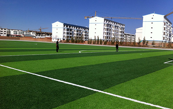 This product is developed and produced using the principle of sword-shaped structure. It has the characteristics of fullness,straightness, rebound, wear resistance and simulation. Wear resistance, this product is 2-3 times more wear-resistant than other models. The splitting rate is much lower than that of other products. The middle of the grass filament is the position in contact with the outside world, but the middle part of the entire grass filament is the thickest. It can effectively reduce split hair loss caused by friction, which is 2-3 times that of ordinary products.