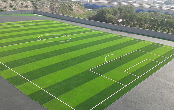 This product is developed and produced using the principle of sword-shaped structure. It has the characteristics of fullness,straightness, rebound, wear resistance and simulation. Wear resistance, this product is 2-3 times more wear-resistant than other models. The splitting rate is much lower than that of other products. The middle of the grass filament is the position in contact with the outside world, but the middle part of the entire grass filament is the thickest. It can effectively reduce split hair loss caused by friction, which is 2-3 times that of ordinary products.