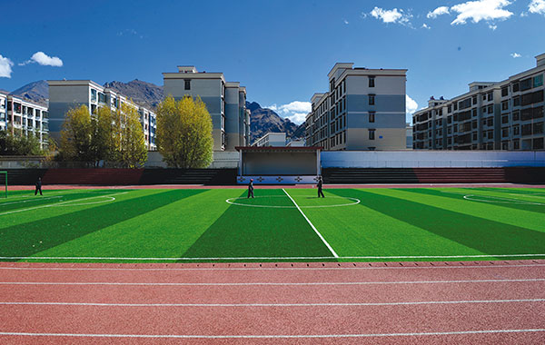 This product is developed and produced using the principle of sword-shaped structure. It has the characteristics of fullness,straightness, rebound, wear resistance and simulation. Wear resistance, this product is 2-3 times more wear-resistant than other models. The splitting rate is much lower than that of other products. The middle of the grass filament is the position in contact with the outside world, but the middle part of the entire grass filament is the thickest. It can effectively reduce split hair loss caused by friction, which is 2-3 times that of ordinary products.