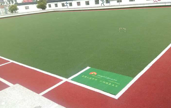 This product is developed and produced using the principle of sword-shaped structure. It has the characteristics of fullness,straightness, rebound, wear resistance and simulation. Wear resistance, this product is 2-3 times more wear-resistant than other models. The splitting rate is much lower than that of other products. The middle of the grass filament is the position in contact with the outside world, but the middle part of the entire grass filament is the thickest. It can effectively reduce split hair loss caused by friction, which is 2-3 times that of ordinary products.