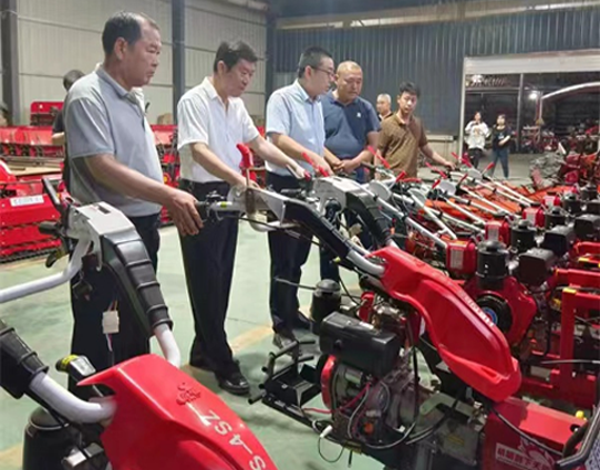 Pequeño tractor cosechador