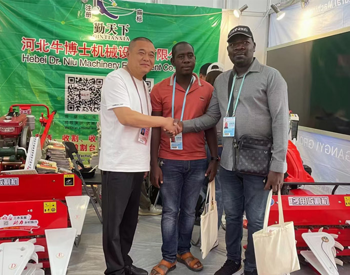 mini combine harvester price