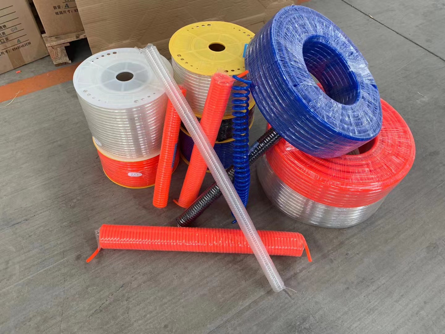 Tubi in vinile trasparente intrecciati per applicazioni flessibili e resistenti