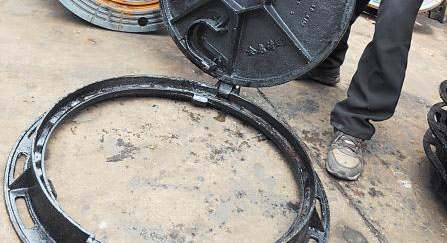 Ductile Iron Manhole Cover and Frame With Safety System