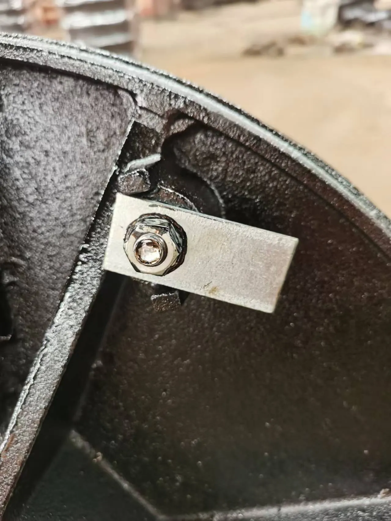 cast iron manhole cover