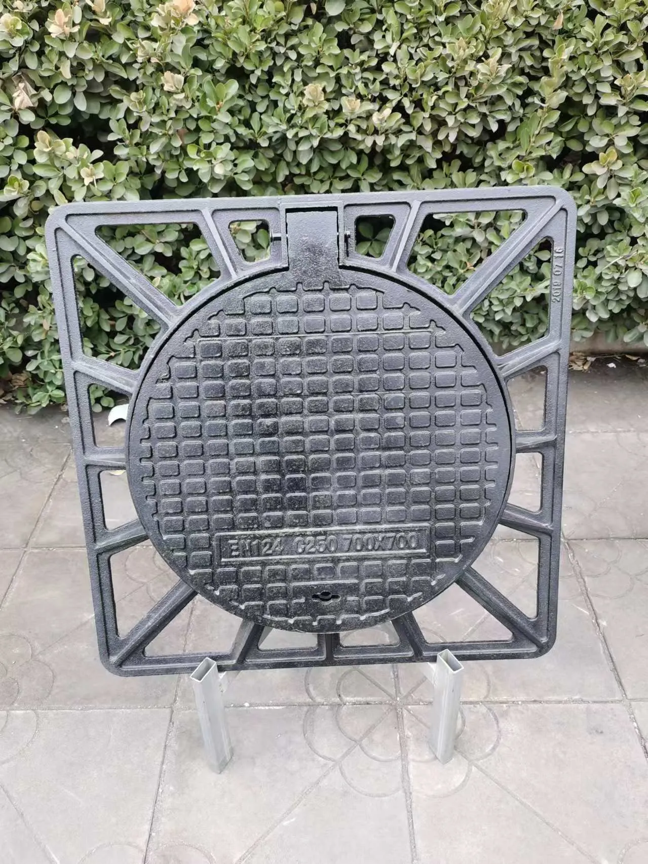 cast iron manhole cover