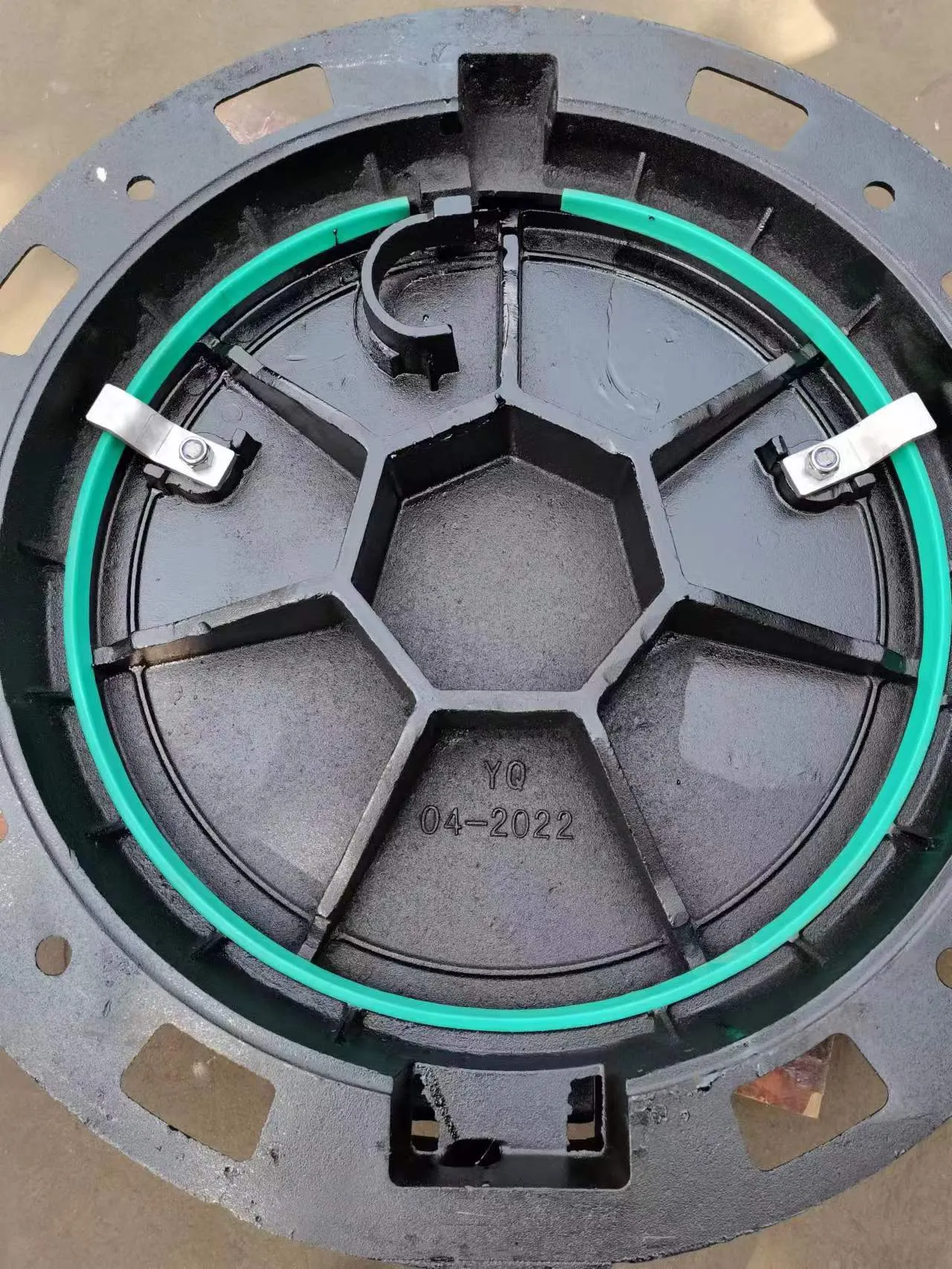 cast iron manhole cover