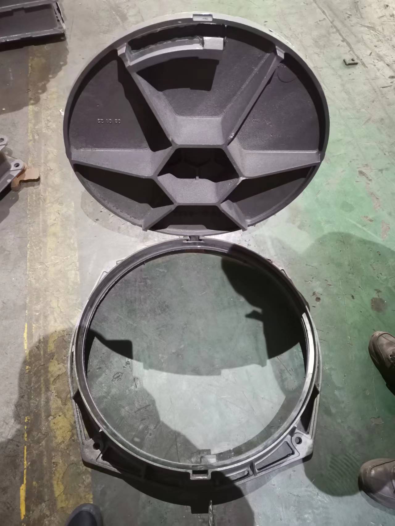 Ductile Iron Manhole Cover and Frame With Safety System