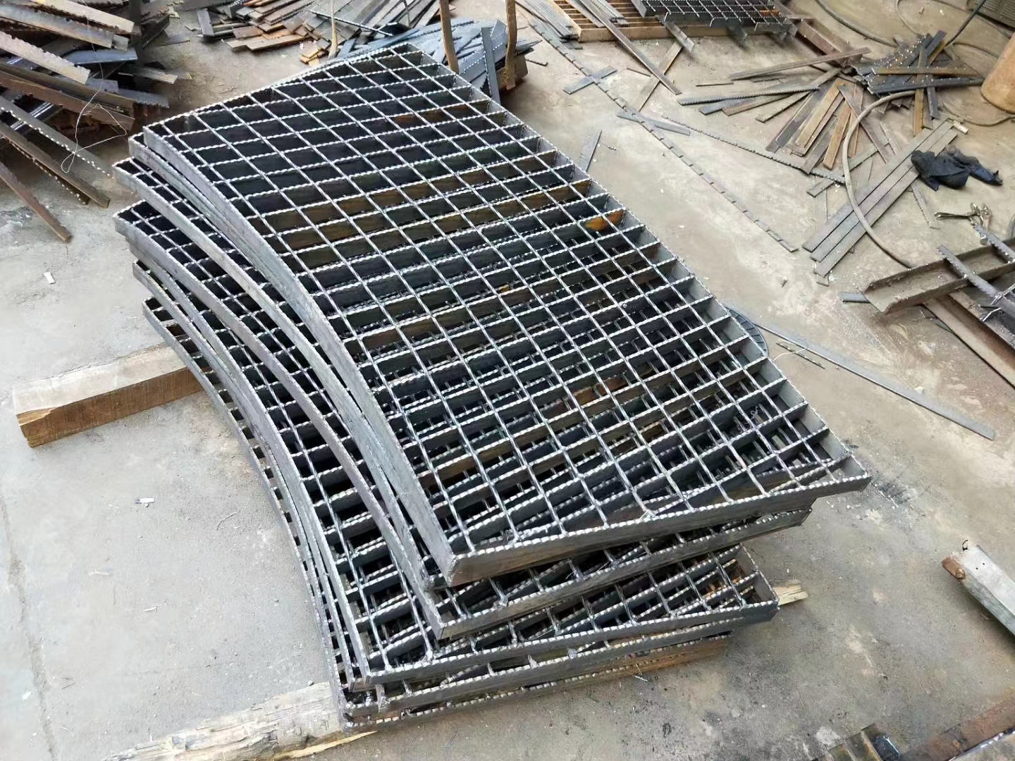 Compact Outdoor Trash Bin for Small Spaces and Easy Disposal Solutions