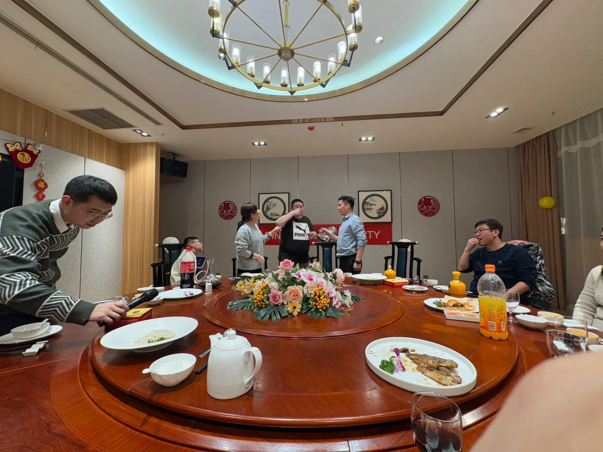 enjoy delicious food and wine All DINSEN employees enjoy delicious food and wine. We hope that DS brand SML Pipe, ductile iron pipe, hose clamp and clamp will go to a wider world in 2025.
