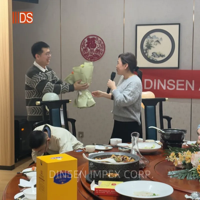 Art performance Oliver presented flowers to Mr. Zhao while she was singing