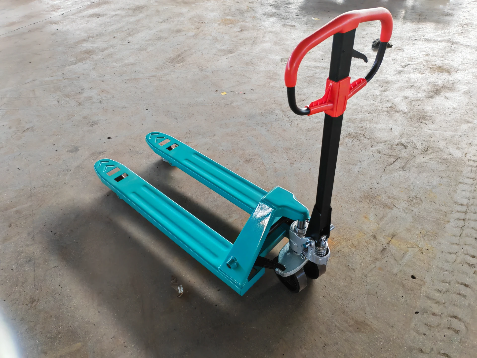 Understanding the Functionality and Benefits of Powered Pallet Jacks in Material Handling