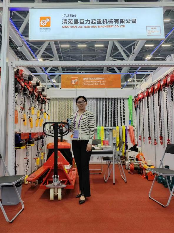 Choosing the Right Pallet Jack for Your Warehouse Needs and Efficiency Choosing the Right Pallet Jack for Your Warehouse Needs and Efficiency