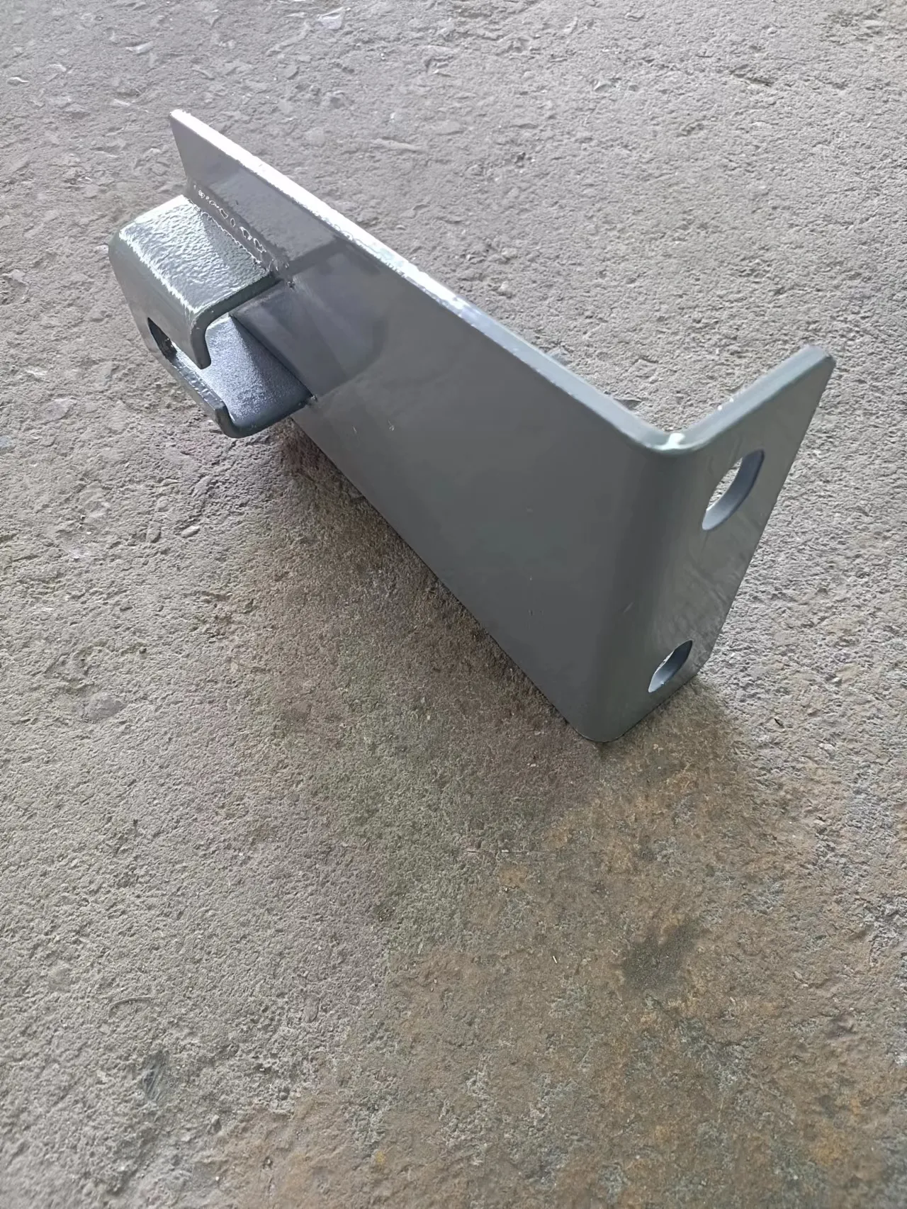 Conveyor Systems with Reliable Return Idler Brackets and Components