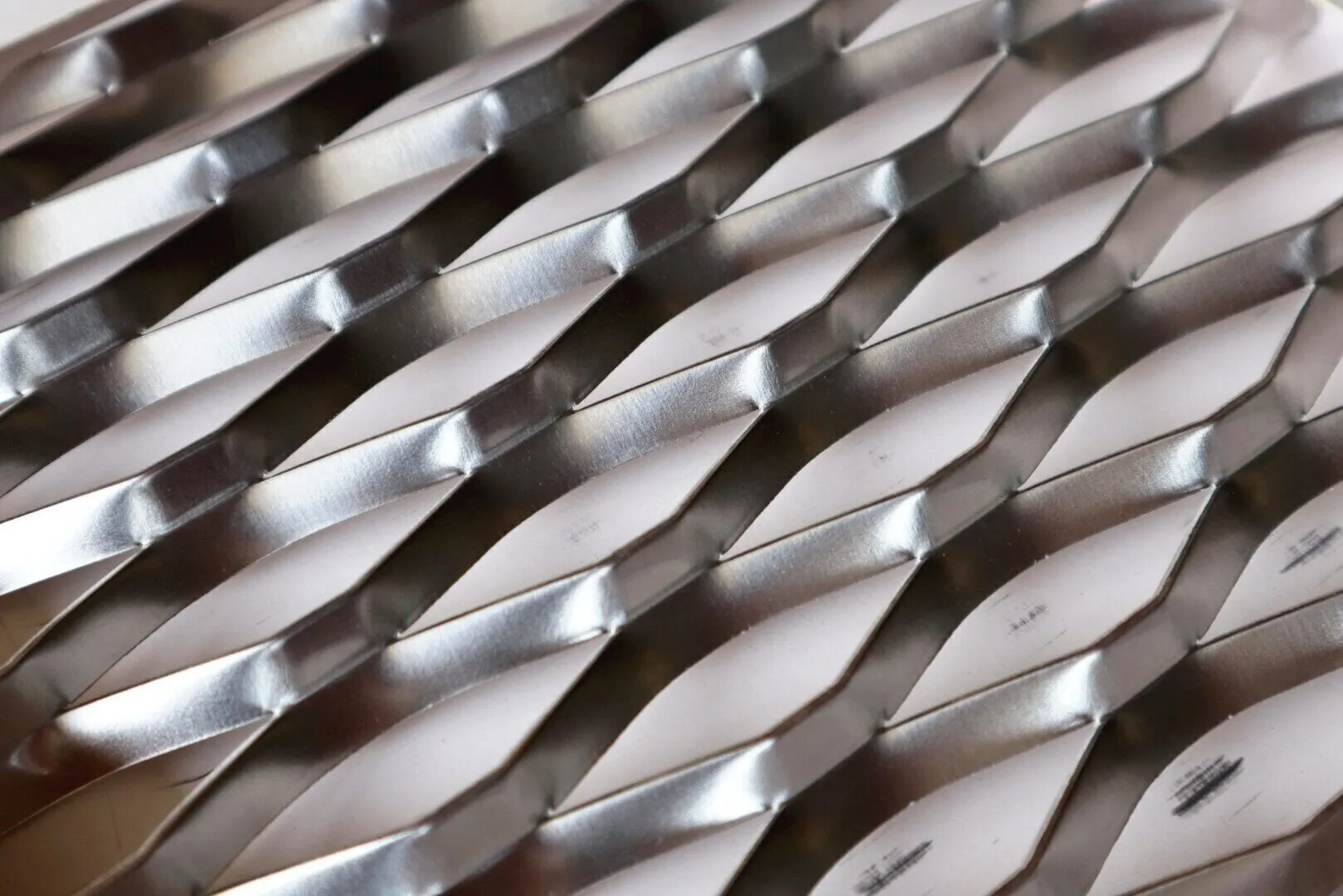 The Best Metal Mesh Solutions: Expanded Aluminum Metal vs. Expanded Stainless Steel Metal