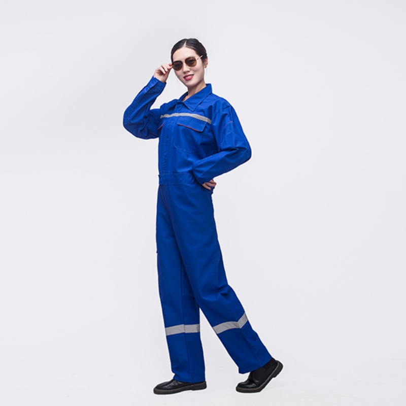 White Chef Apron for Professional Cooking and Baking Activities White Chef Apron for Professional Cooking and Baking Activities