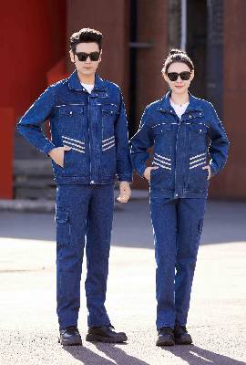 Stylish Black Apron for Professional Chefs and Home Cooks Alike, Perfect for All Culinary Tasks