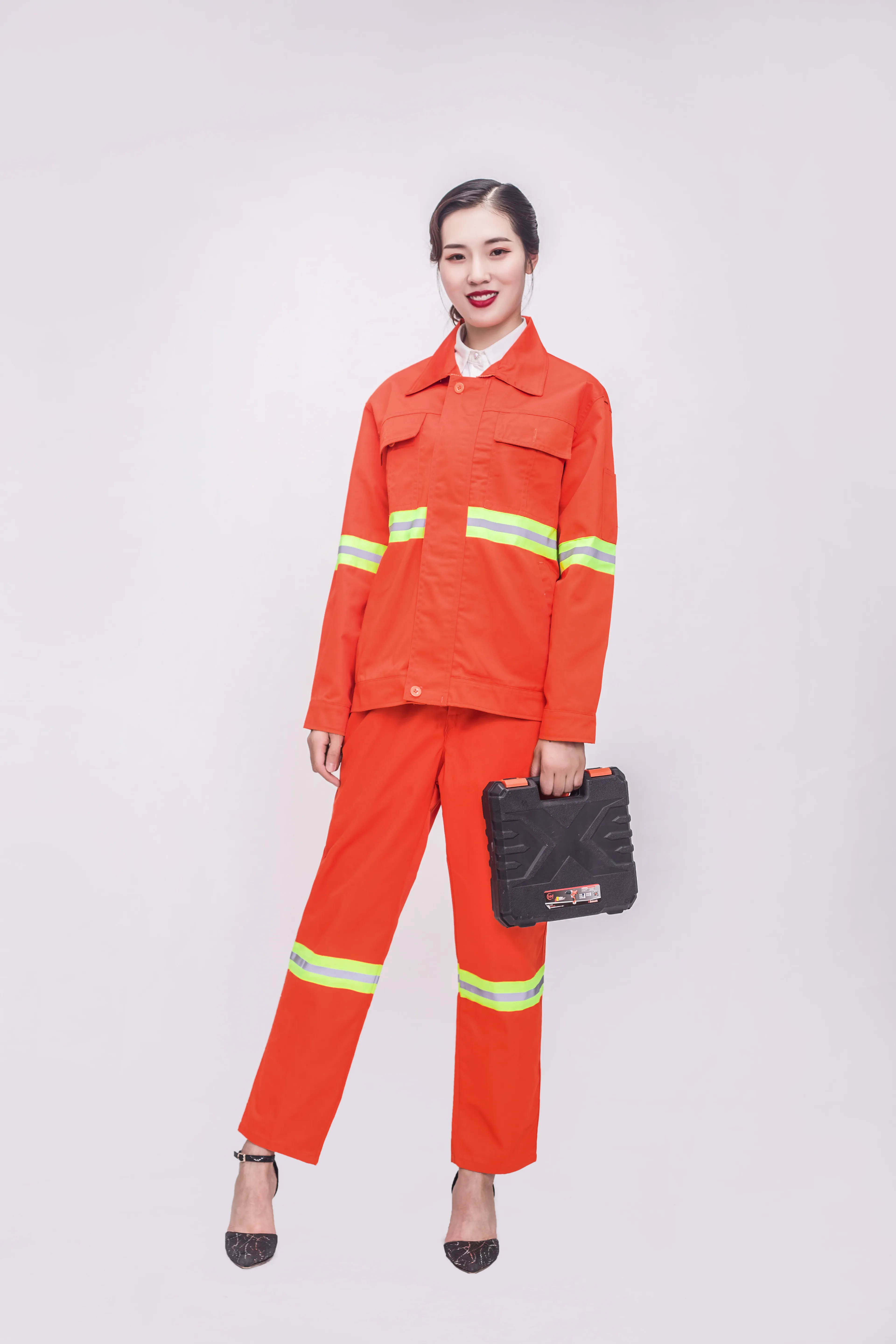Πυρίμαχα ολόσωμα ρούχα σε πορτοκαλί χρώμα για ασφαλή εργασία