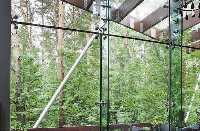 Reflective Surfaces in Silver and Gray Tones for Modern Interiors