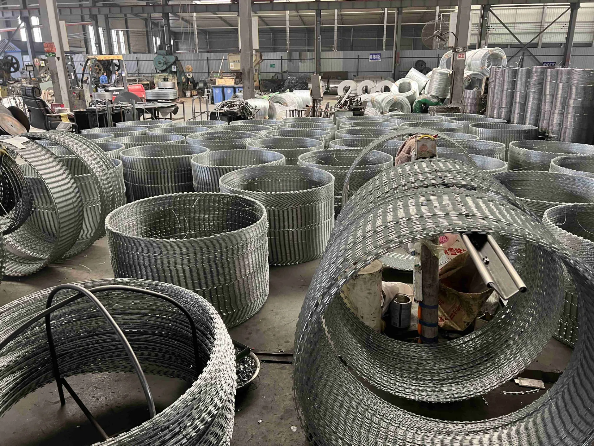 Razor Barbed Wire For Temporary Riot Control And Emergency Isolation: Swift, Effective Security Solutions