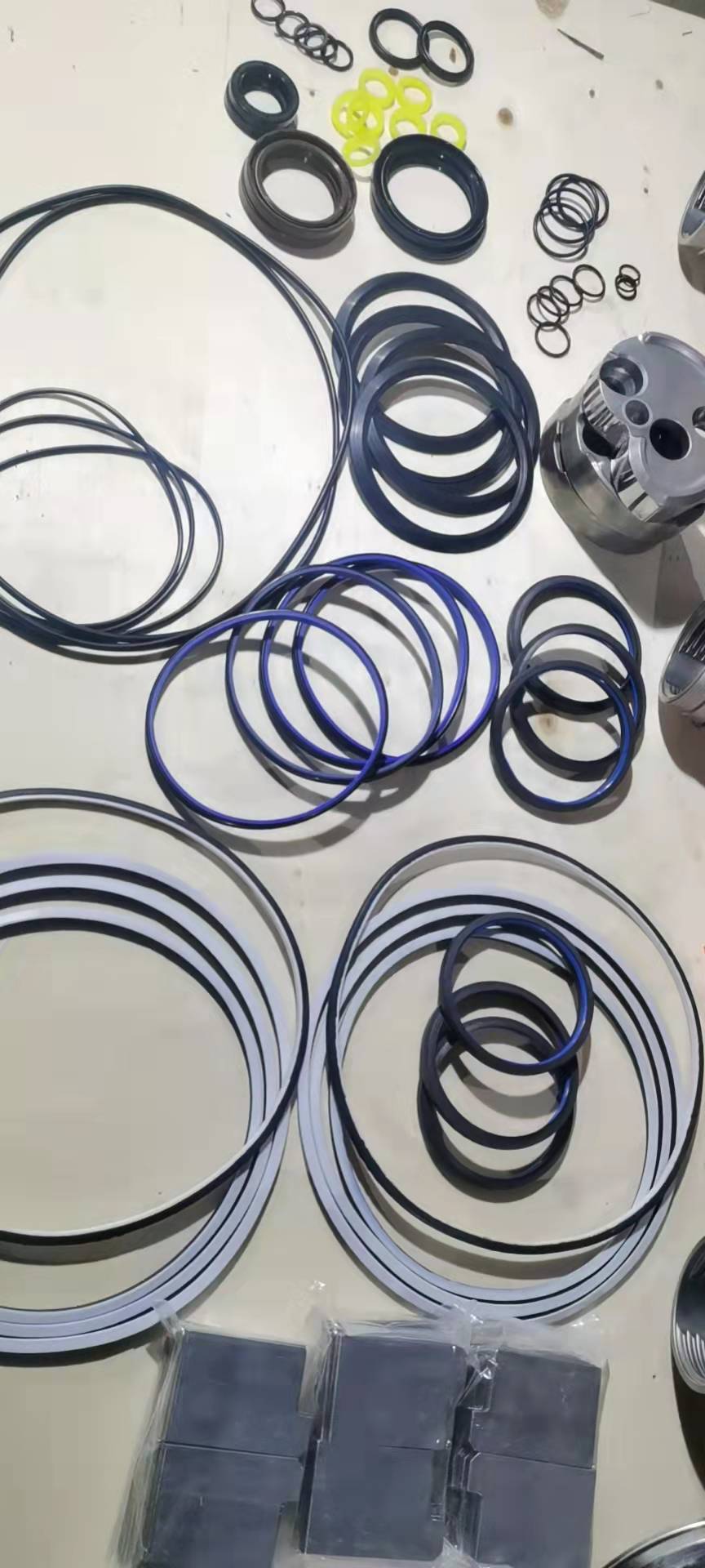 Service bag for sealings