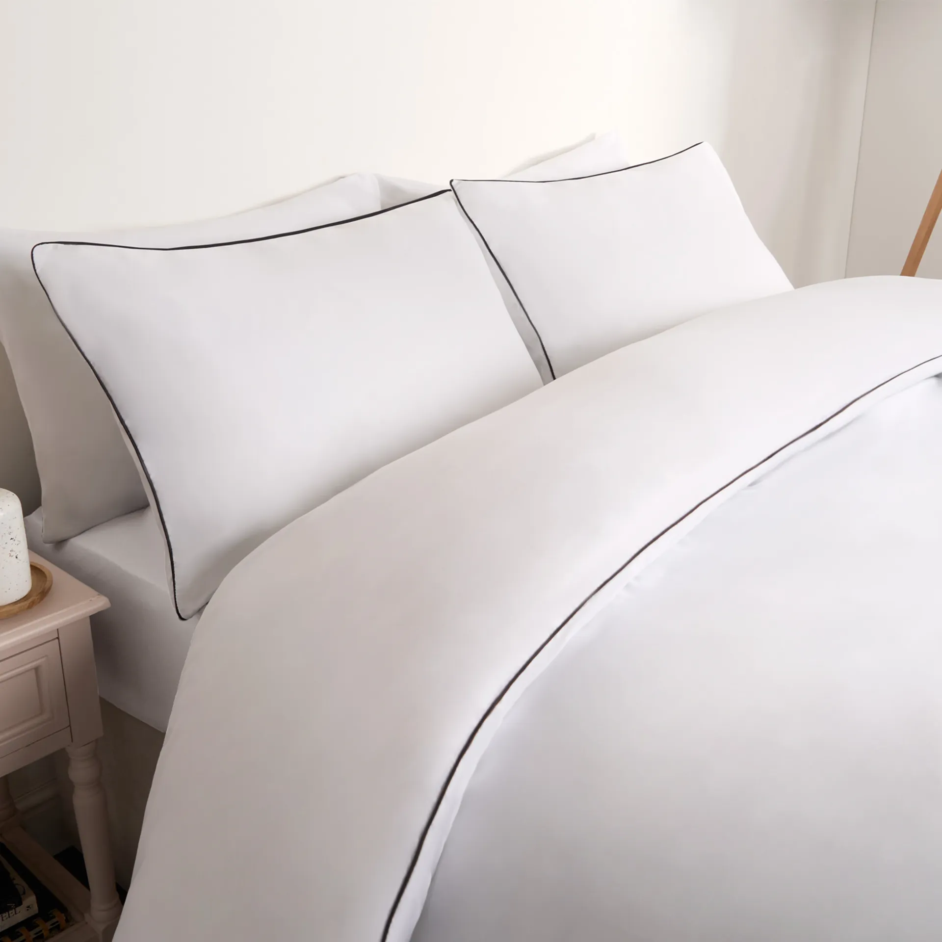 Luxurious 100% Polyester Piped Edge Duvet Cover Set Bedding Set for Ultimate Comfort