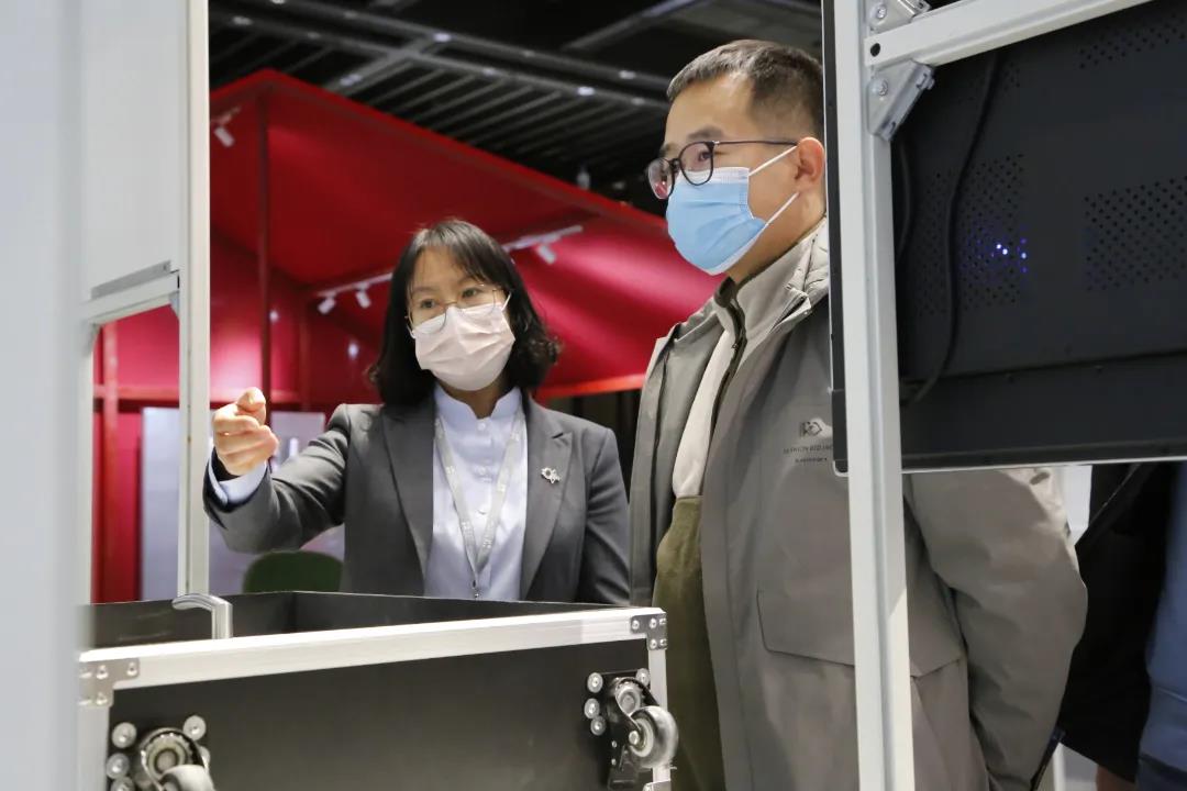 visual merchandising furnishing