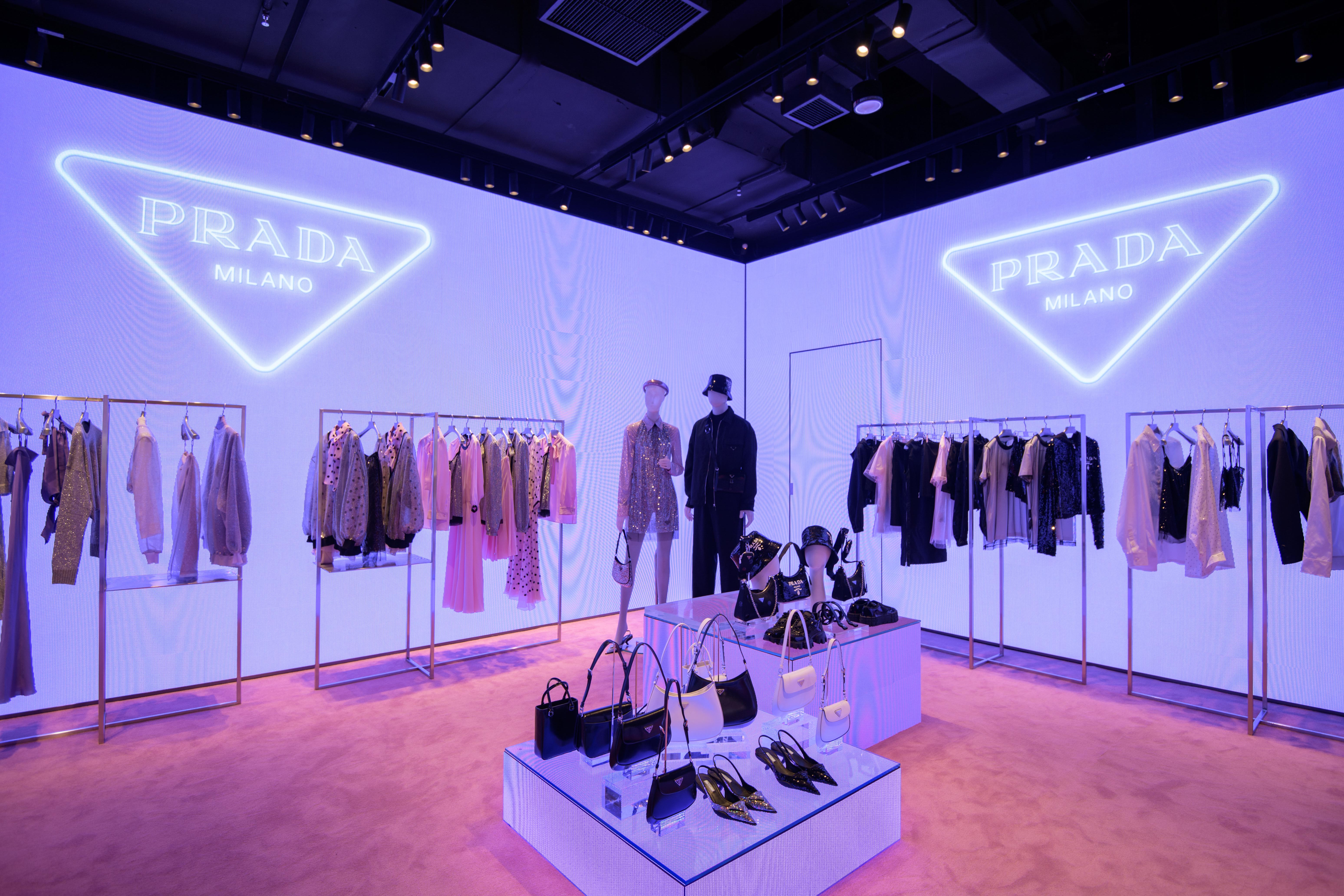 Changhong customization high class luxury counter showcase table for garment store show clothing bag shoes display table