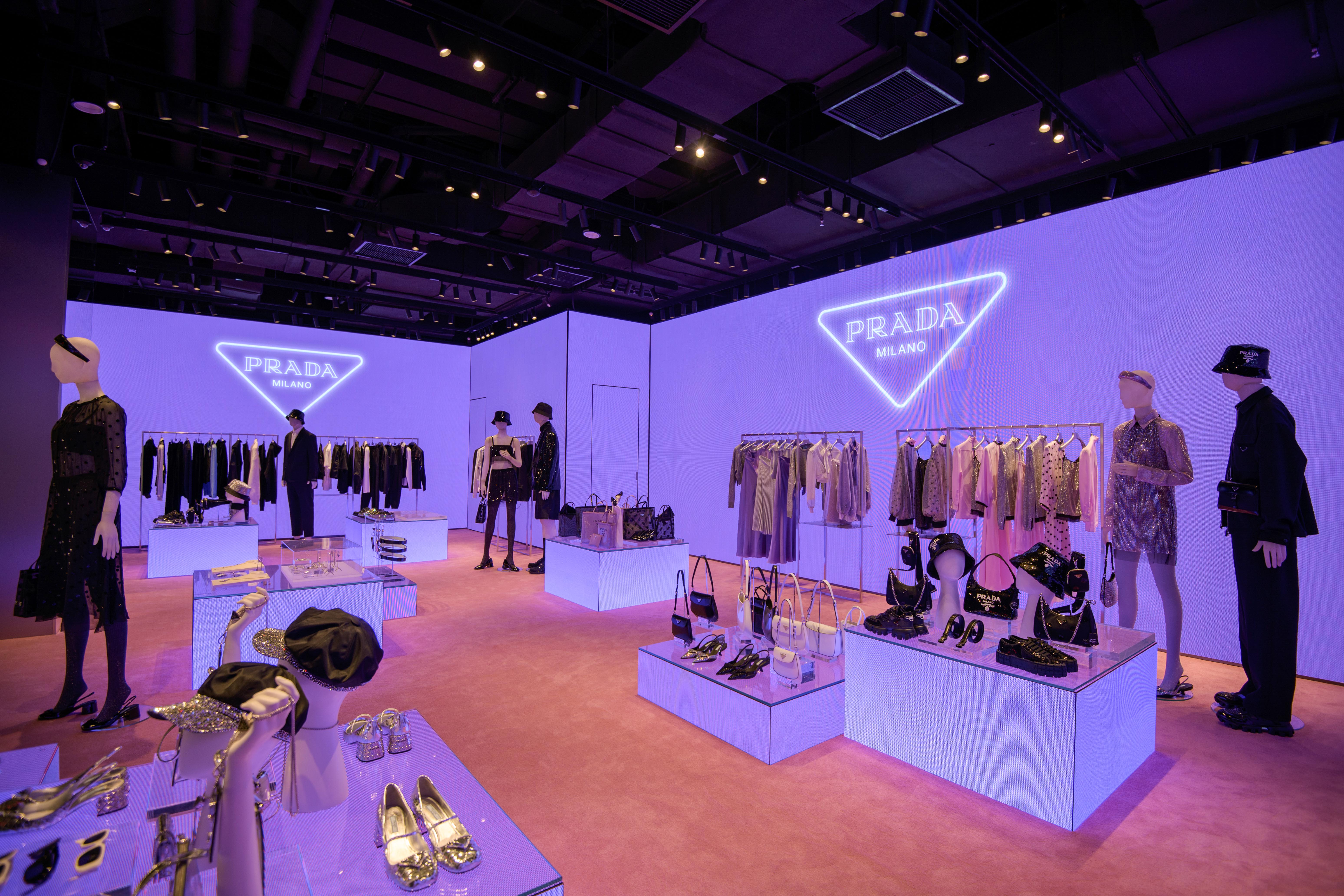 Store Display Trousers Wooden Table Heavy Duty Sport Clothes Wall Rack Display Stand Shop Display Clothes Wood Rack With Light Store Display Trousers Wooden Table Heavy Duty Sport Clothes Wall Rack Display Stand Shop Display Clothes Wood Rack With Light