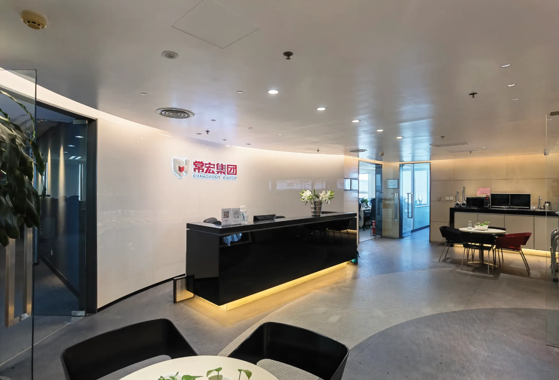 Lasiset näyttöhyllyt sisustukseen ja esittelyyn