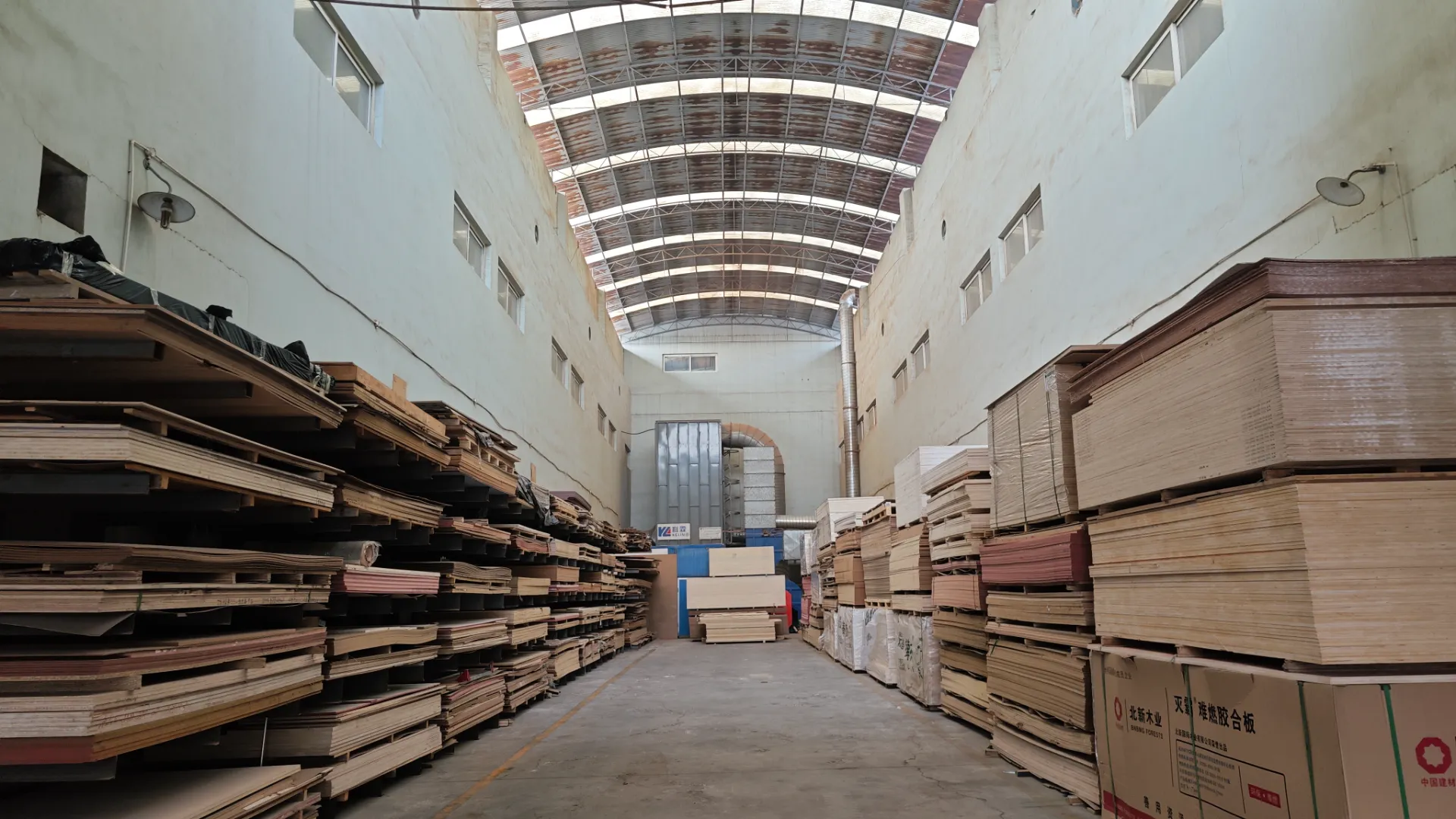 square glass showcase tower display