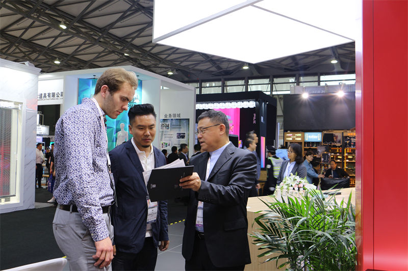 corner showcase glass