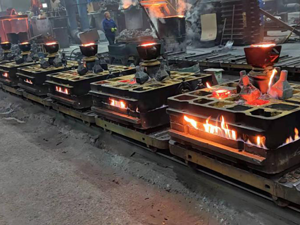 Distinguishing between sand casting and permanent mold casting techniques in metal production