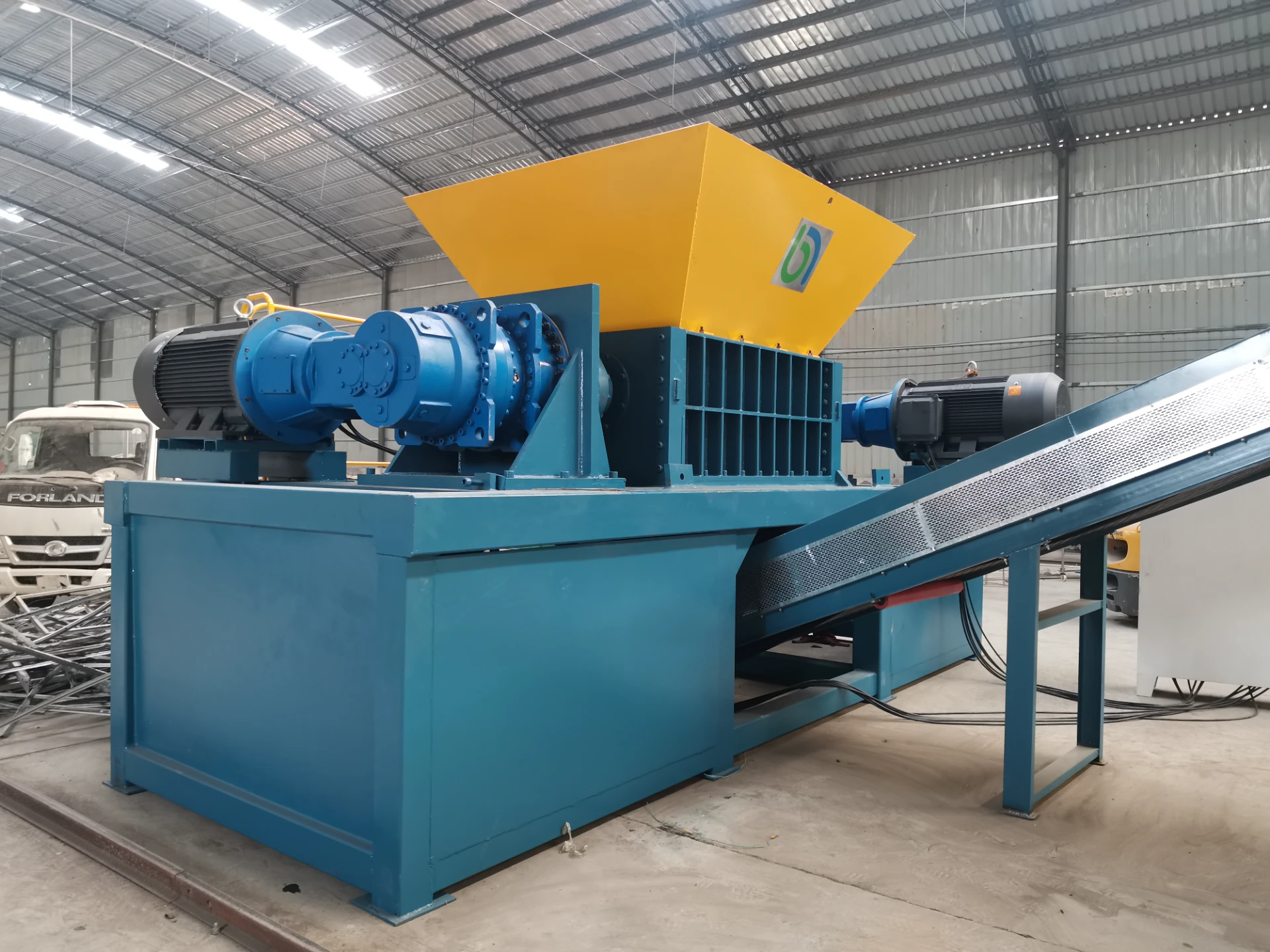 Compact Metal Shredder for Efficient Portable Waste Processing and Recycling Solutions