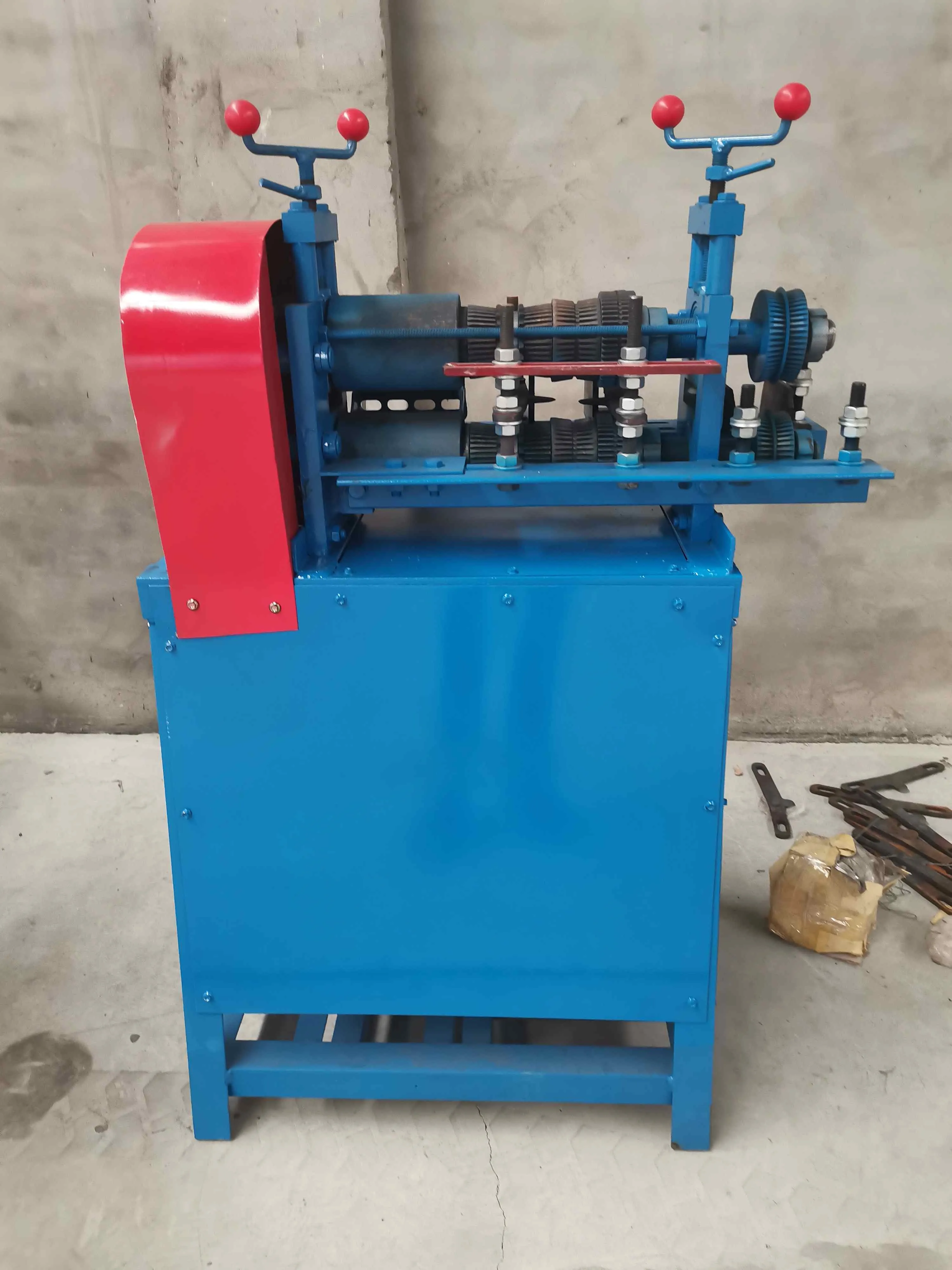 Efficient metal shredder for compact spaces to handle small metal objects effectively.