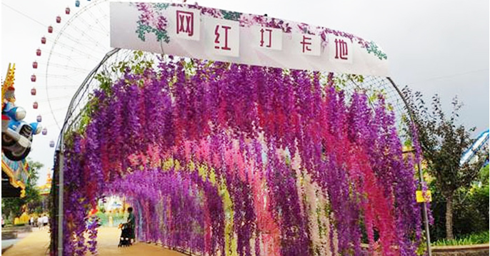 Chinese Cultural Showcase Through a Captivating Carousel Experience