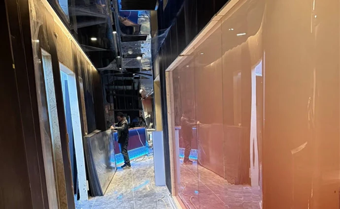 Custom 13.52mm Gradient Colored Laminated Glass Partition Wall