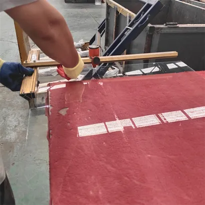 Forstærket glasplade til holdbare og æstetiske applikationer i byggeri og design